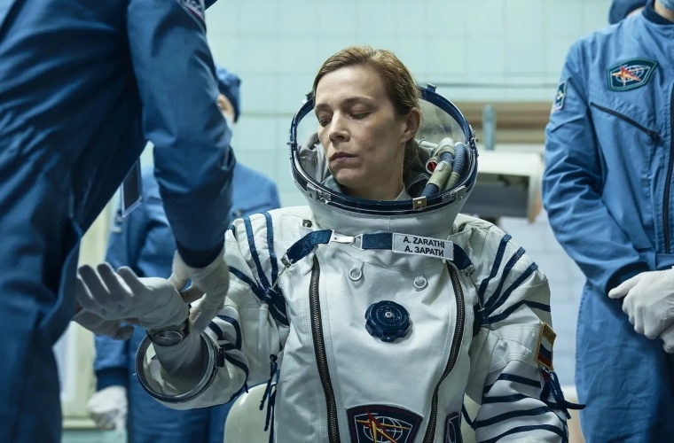 Mit der Rettungsmission zur ISS erhält Anna Zarathi eine zweite Chance, in den...