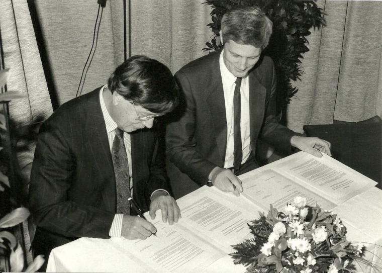 Am 20. November 1990 konnten Theo Mayer-Kuckuk und Gerd Röpke den Vertrag...