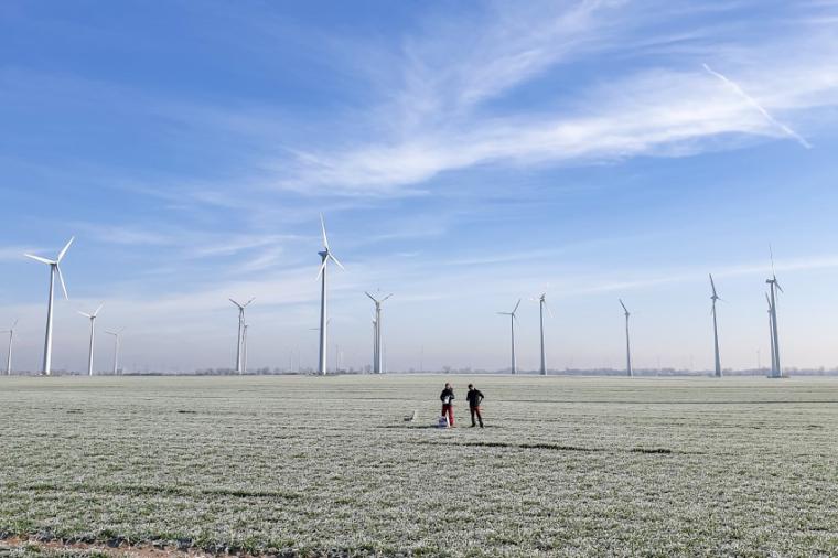 Abb.: Zwei Forscher im Windpark in Nauen bei Berlin, wo sie im Februar 2023 die...