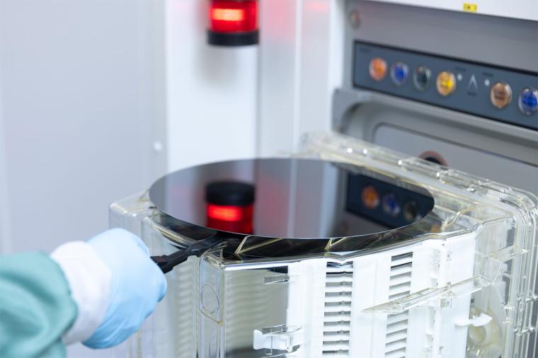 Der beschichtete CSiGeSn-Wafer ist optisch nicht von einem herkömmlichen zu...