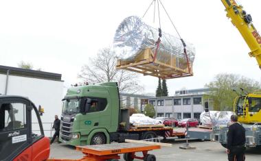 Tonnenschwere Vakuumkammer für den Teilchenbeschleuniger MESA angeliefert