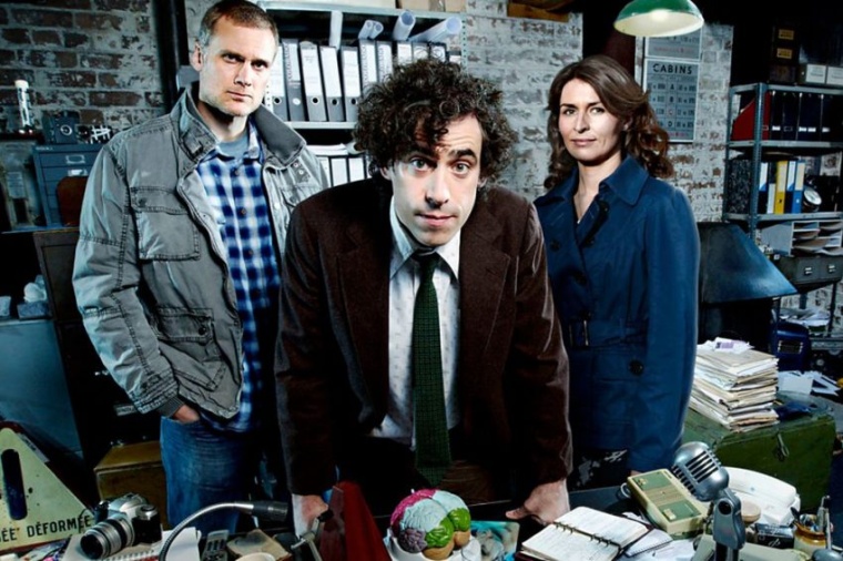 Dirk Gently (Dirk Maggs, Mitte) lässt sich für seine unkonventionellen...