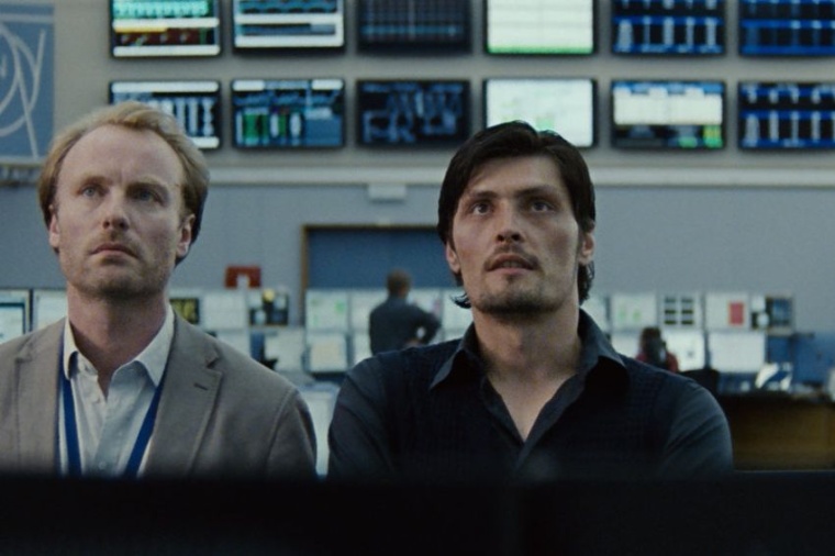 Die beiden Physiker Sebastian Wittich (links, Mark Waschke) und Oskar Hoyer...