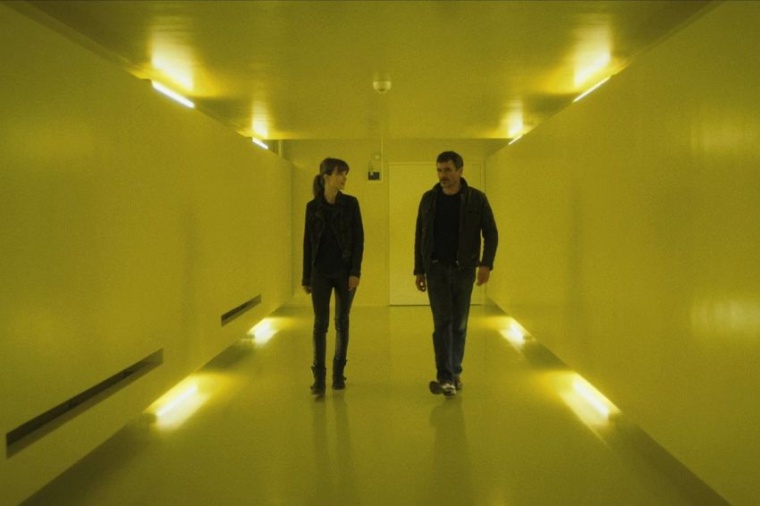 Kommissar Richard Lenders (Alex Brendemühl) ermittelt in einem Mordfall. Dabei...