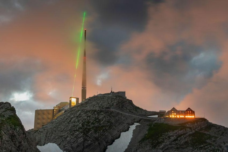 Photo: Laser-Blitzableiter in Schweizer Alpen