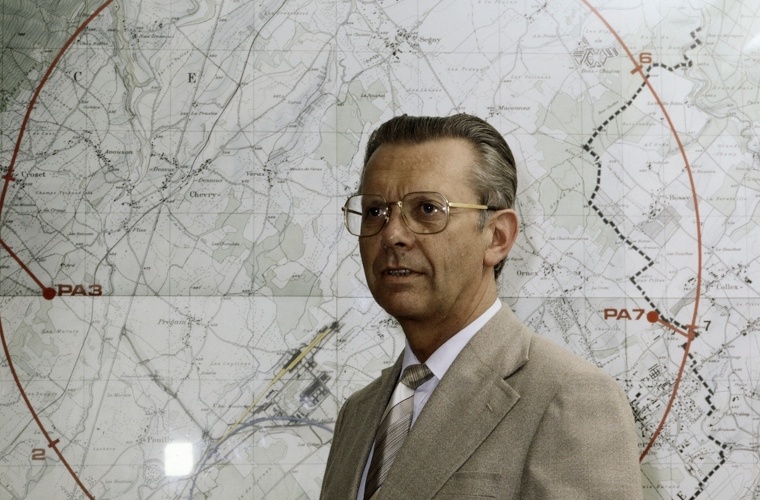 Herwig Schopper vor einer Karte mit dem Plan für den LEP 1982