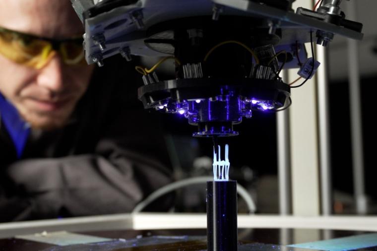 Michael Kringer beobachtet den 3D-Druckvorgang im Labor der HM