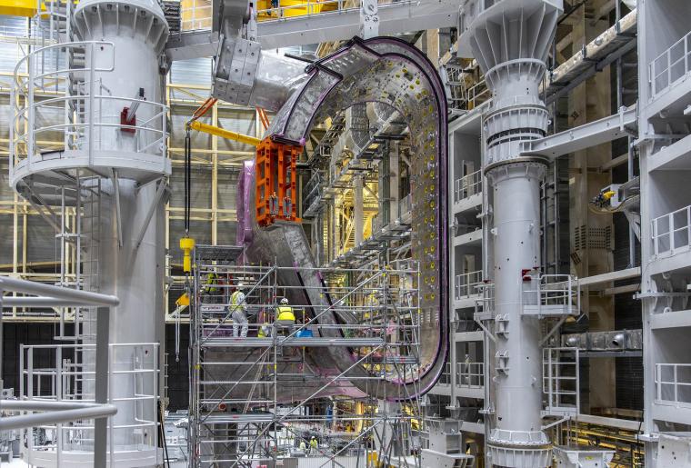 Abb.: Blick auf die Baustelle des Fusionsreaktors ITER im südfranzösischen...