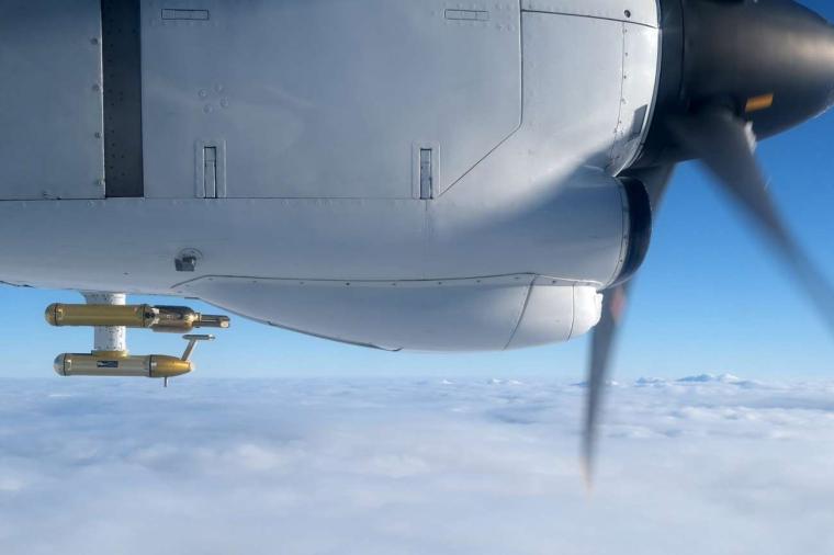 Abb.: Referenzsensorik an einem Pylonen unter dem Flügel der Safire ATR 42 zur...