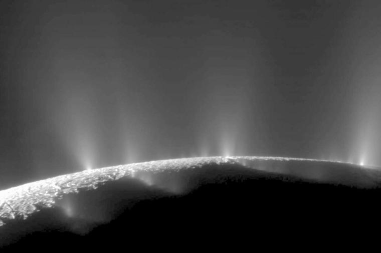 Abb.: Der Saturnmond Enceladus stößt gewaltige Fontänen aus Eispartikeln und...
