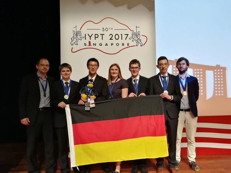 Das deutsche Team gewinnt beim IYPT in Singapur die Silbermedaille (Foto:...