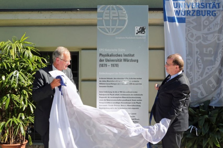 EPS-Präsident Christophe Rossel (links), und der Würzburger Uni-Präsident...