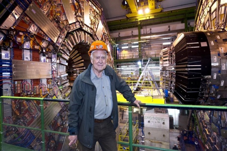 Im April 2008 besuchte der britische Physiker Peter Higgs den CMS-Detektor,...