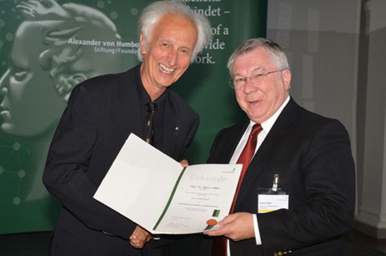 Humboldt-Präsident Helmut Schwarz überreichte Rainer Blatt die Auszeichnung...
