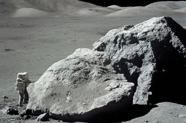 Abb.: Harrison Schmitt von der Apollo 17-Crew erkundet einen großen...