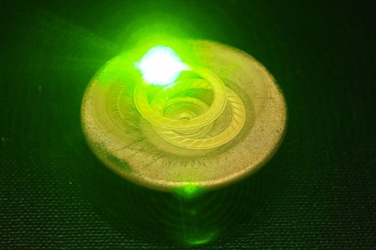 Abb.: Materialbearbeitung mit gepulster Laserstrahlung (Bild: BAM)