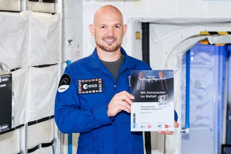 ESA-Astronaut Alexander Gerst mit dem Schulheft „Mit Astronauten ins...