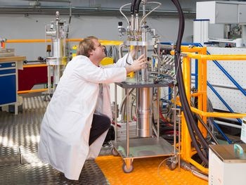 Abb.: Zachary Evenson am TOFTOF-Flugzeitspektrometer im FRM II. (Bild: S....