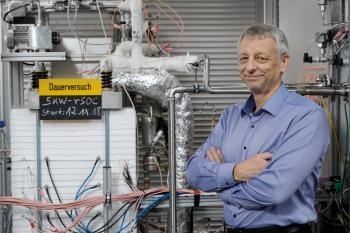 Abb.: Ludger Blum neben reversibler Hochtemperatur-Brennstoffzelle am...