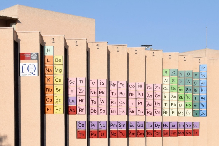 Das weltweit wohl größte Periodensystem befindet sich am Fachbereich Chemie...