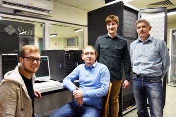 Abb.: Am Hochleistungscomputer im Keller des Kieler Physikzentrums...