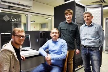 Abb.: Am Hoch­leistungs­computer im Keller des Kieler Physik­zentrums...