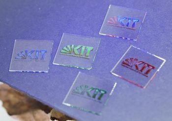 Abb.: Gedruckte farbige Perowskit-Solarzellen in Form des Logos des KIT....