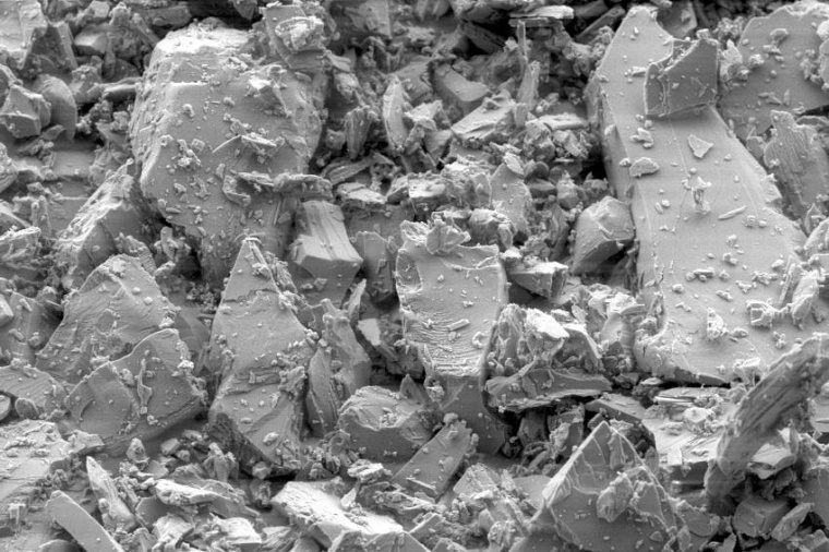 Abb.: Raster­elektronen­mikroskop-Aufnahme des Feldspat-Minerals Albit vor...