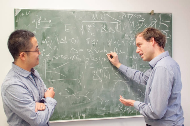 Abb.: Bin Shao (li.) und Tim Wehling arbeiten an theo­retischen und...