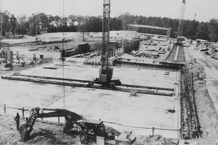 Bei den Bauarbeiten Anfang der 1970er-Jahre entstehen die Experimentierhalle...