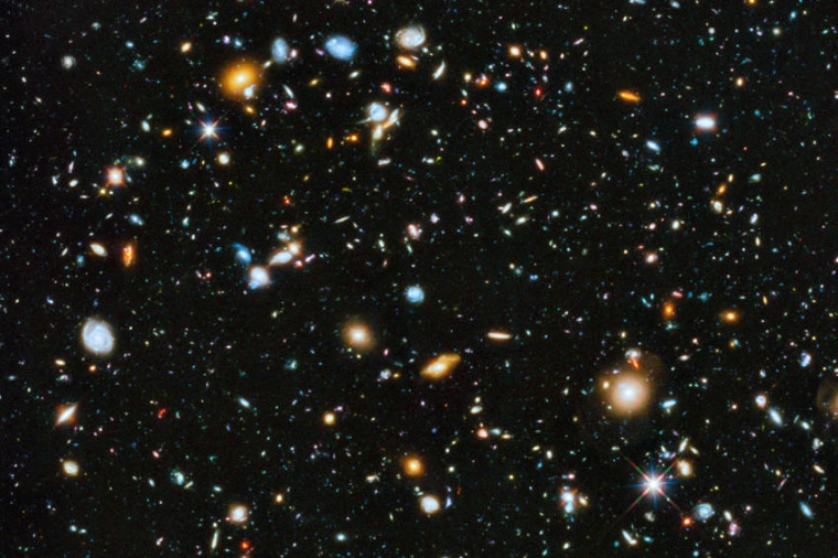 Abb.: Das Hubble Deep Field zeigt die Entwicklung von Galaxien in der Frühzeit...