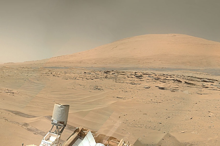 Abb.: Panoramaaufnahme mit dem Zentralberg Aeolis Mons („Mount Sharp“) im...