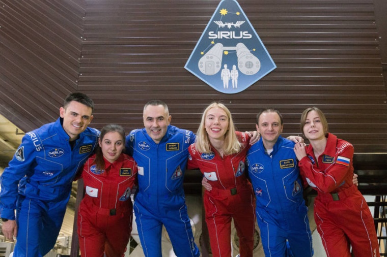 Abb.: Drei Raumfahrerinnen und drei Raumfahrer simulieren in der...