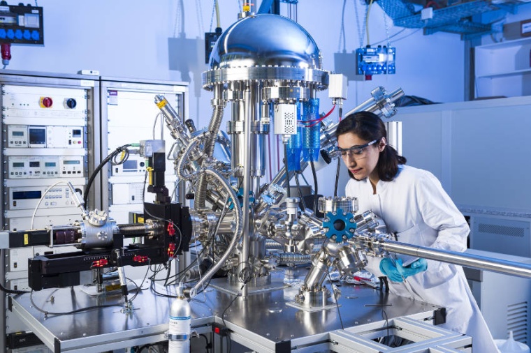 Abb.: Doktorandin Niyousha Karimi Paridari untersucht die elektrochemischen...