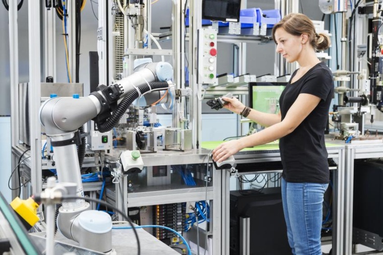 Abb.: Agile Produktionssysteme mit lernenden Robotern machen die industrielle...