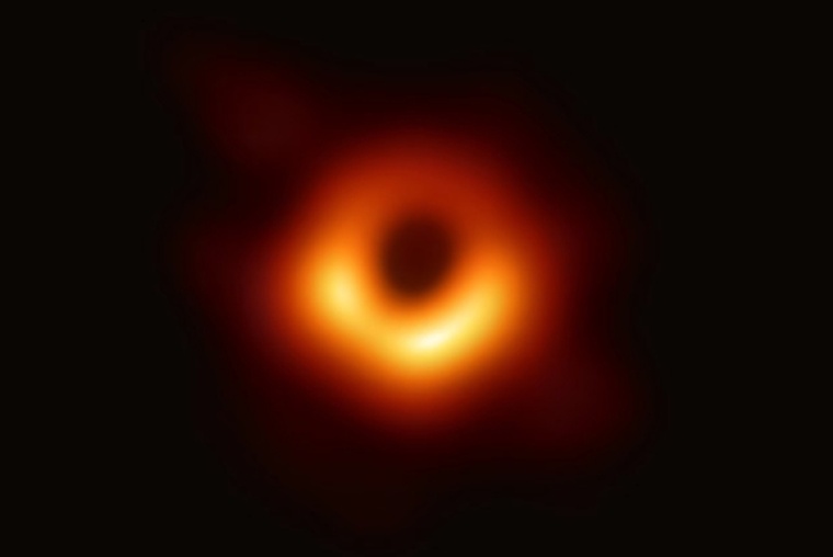 Abb. 2 Die erste Abbildung eines Schwarzen Lochs, das von einer leuchtenden...