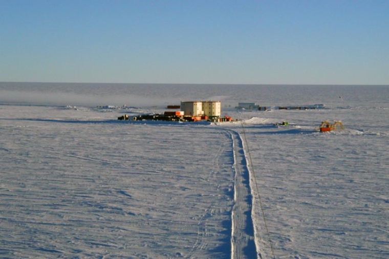 Abb.: Die Concordia-Polarforschungsstation liegt 3233 Meter über Meer auf...