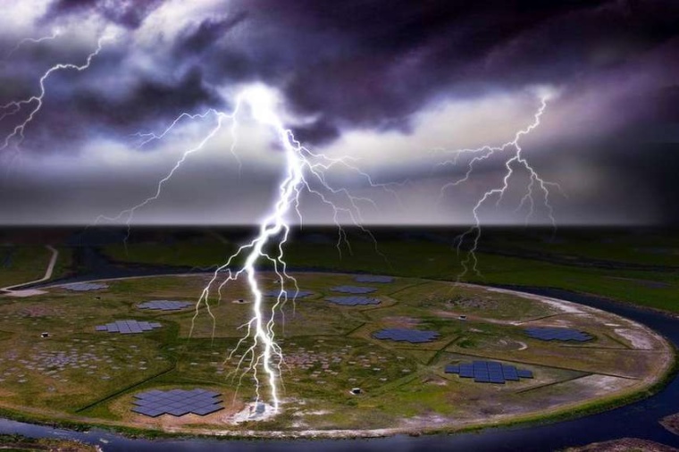 Abb.: Blitze über LOFAR (Montage; Bild: O. Scholten, U. Groningen)
