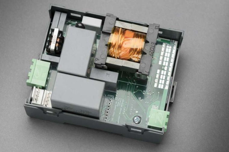 Abb.: Kompakt aber langlebig: Das am KIT neuentwickelte Netzteil überwindet...