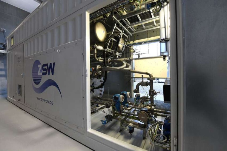 Abb.: Die ZSW-Forschungs-Elektrolyseanlage. (Bild: J. Junkov, Energiedienst)