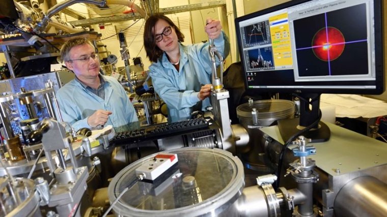 Abb.: Dr. Zhanna Samsonova und Dr. Daniil Kartashov in einem Laserlabor. (Bild:...