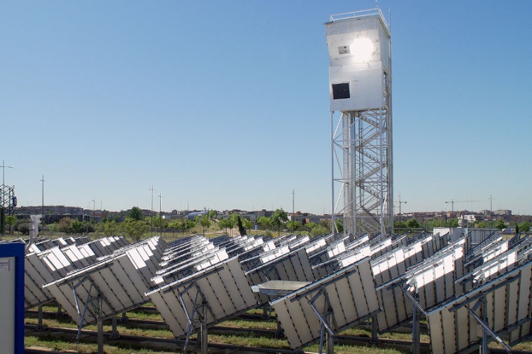 Abb.: In der Sun-to-LIQUID-Solaranlage in Móstoles bei Madrid gelang es...