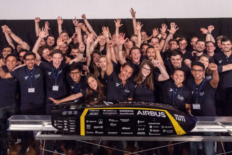 Abb.: Das Team TUM Hyperloop stellt seinen neuen Pod vor. (Bild: A. Heddergott,...