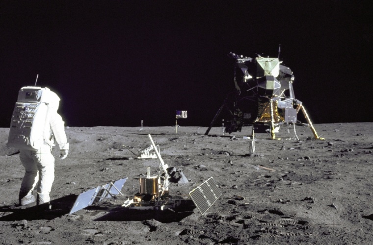 Buzz Aldrin nach dem Aufstellen des Mond-Seismometers (Foto: NASA).