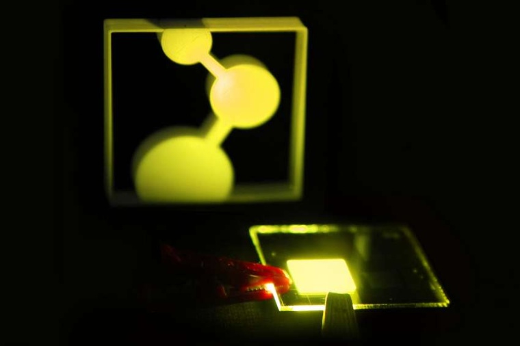 Abb.: Der erste Prototyp der neu entwickelten OLED beleuchtet das Logo des MPI...