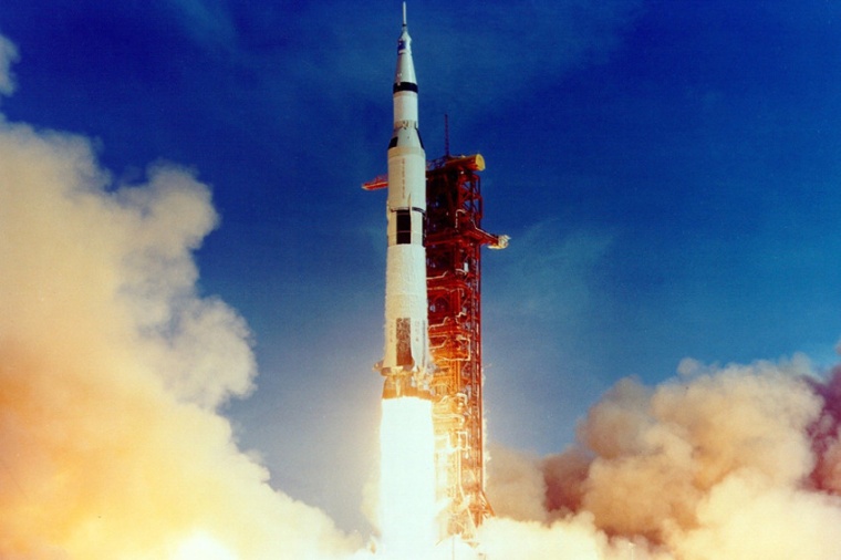 Abb.: Die Saturn-V-Rakete hob um 9.32 Uhr Ortszeit von der Startrampe 39-A im...