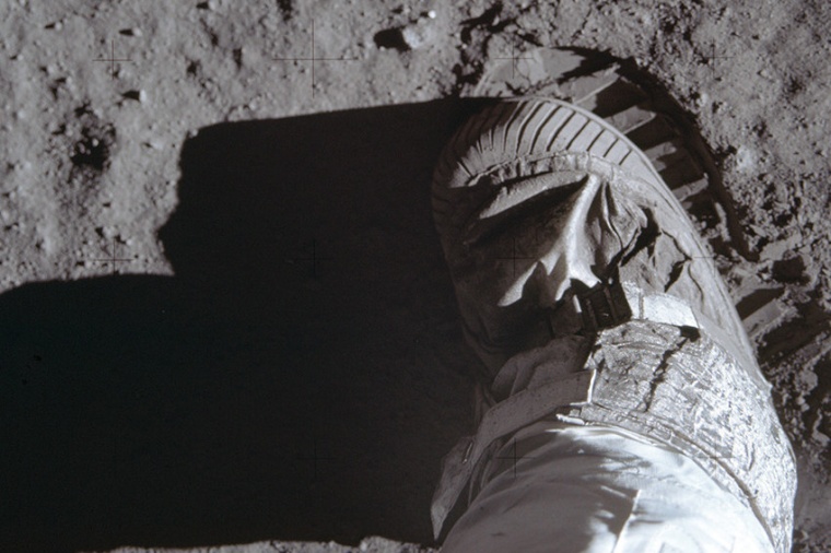 Abb.: Buzz Aldrins Foto seines Fußabdrucks im Mondstaub. (Bild: NASA)