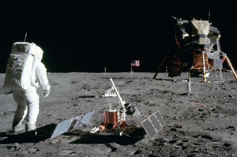 Abb.: Während ihres Mond­aufenthalts führten die Astronauten erste...