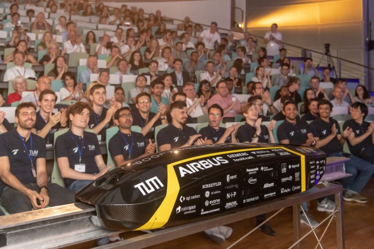 Abb.: Berechtigte Vorfreude: Studenten des NEXT Prototypes e.V. beim...