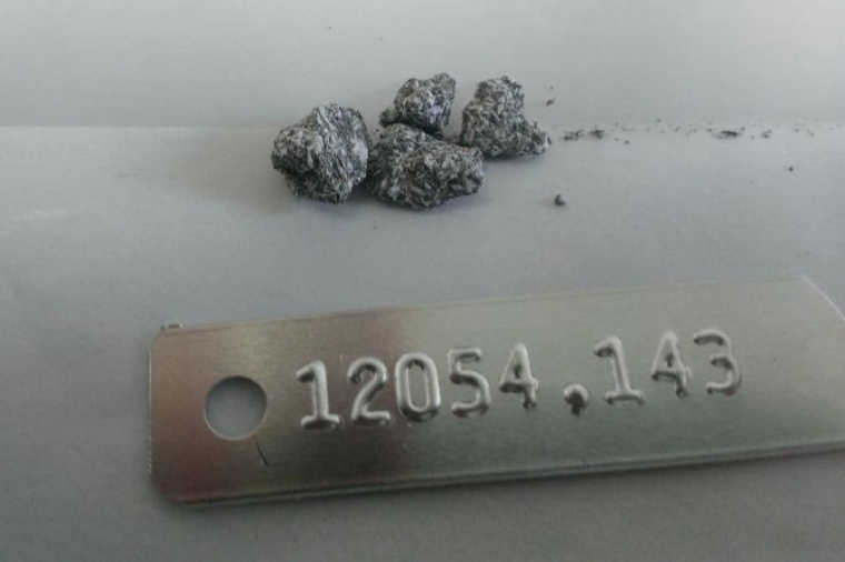 Abb.: Apollo-Probe 12054: Diese Probe ist ein Ilmenit-Basalt, der während der...